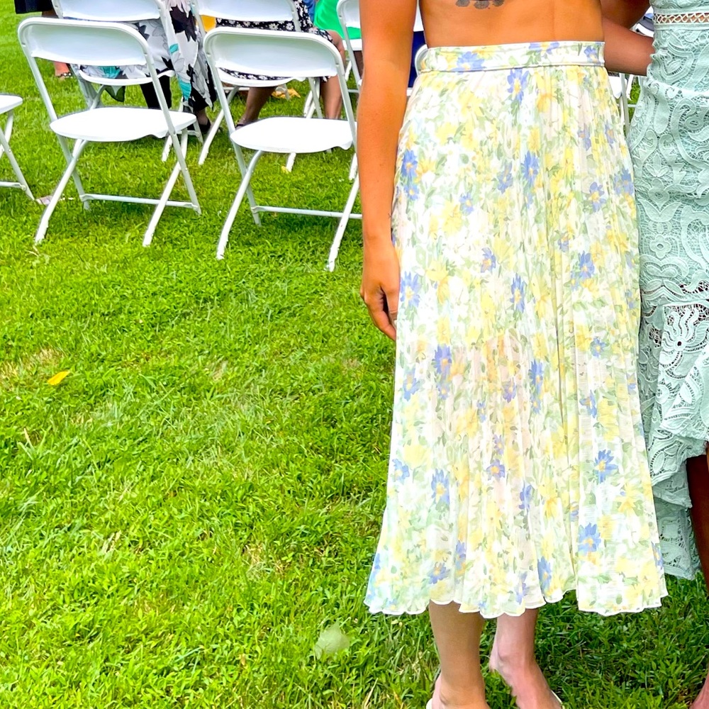 Floral pleated midi skirt!